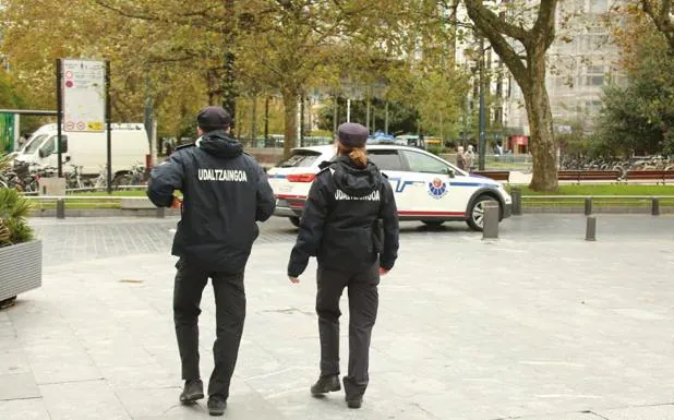 Policías patrullan por la zona del Boulevard de Donostia este martes por la mañana.