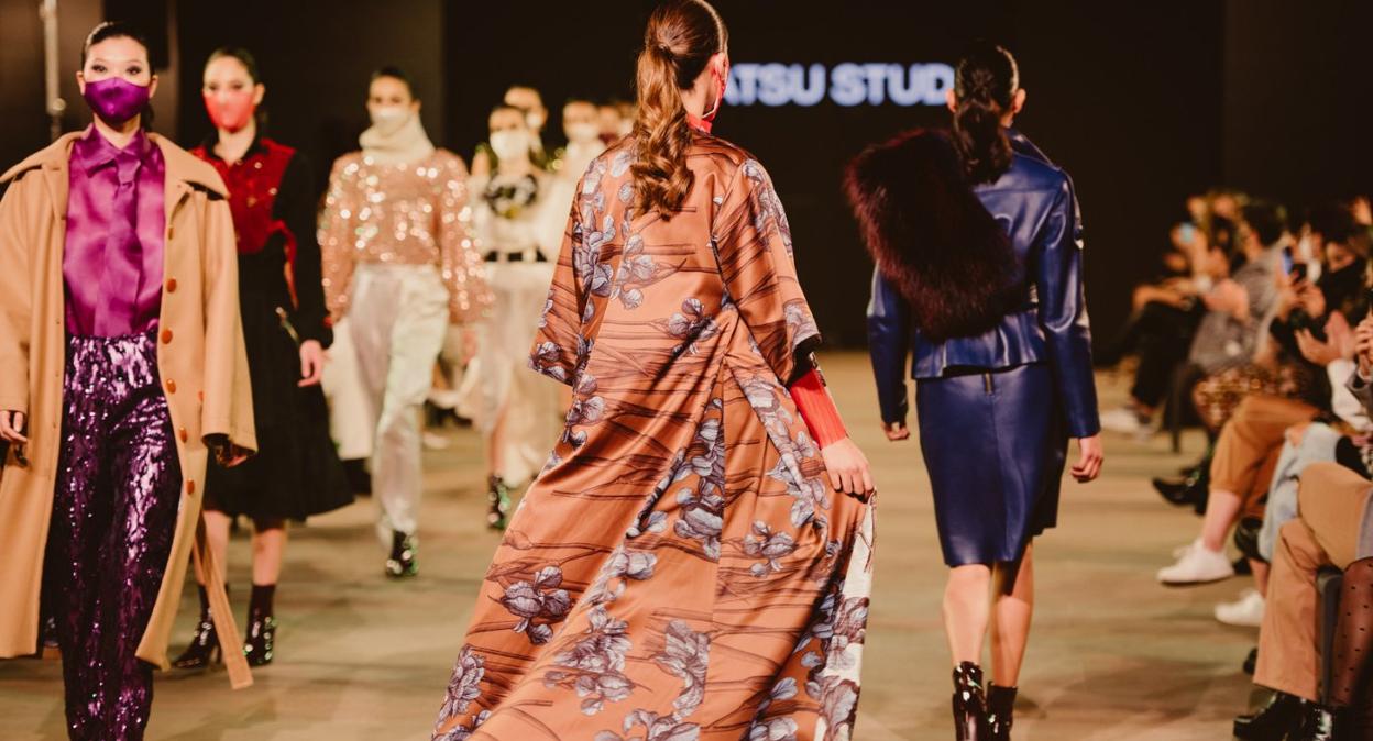 Las modelos de Matsu Estudio desfilan por la pasarela de San Telmo.