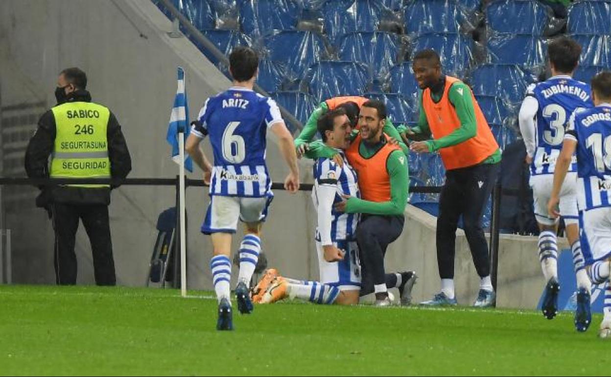 Oyarzabal se abraza a Merino tras el 2-1 al Huesca ante la presencia de Sagnan mientras Aritz, Zubimendi y Gorosabel acuden a felicitarle.