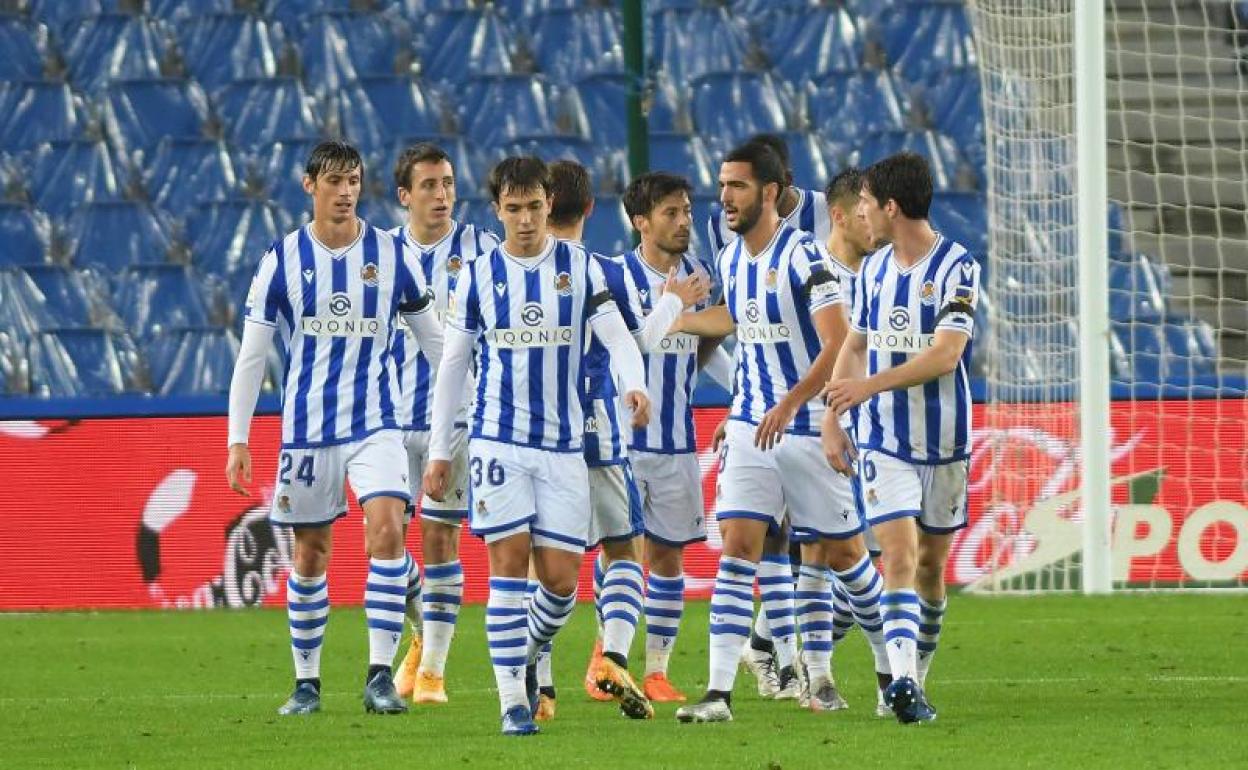Los jugadores de la Real vuelven a su campo tras celebrar el gol de Isak contra el Huesca. 
