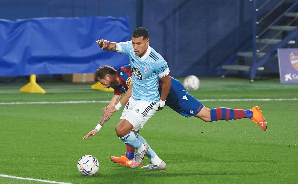 Araujo y Moreles pugnan por un balón en el Levante-Celta de este pasado lunes. 