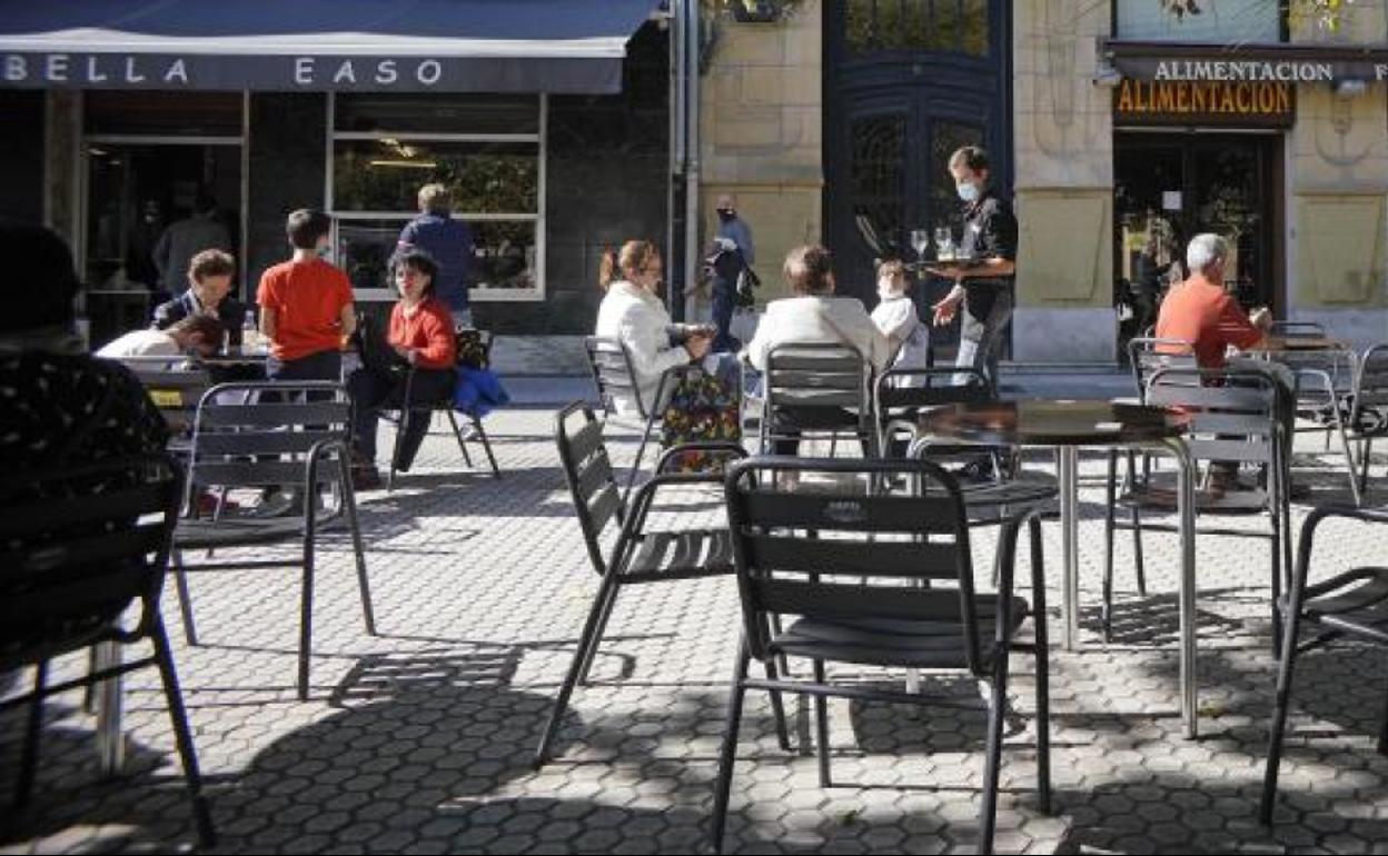 Clientes sentados ayer en un bar de Errenteria.