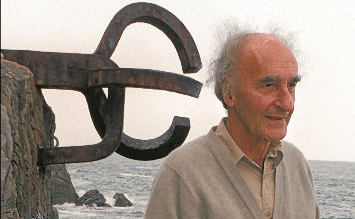 El escultor Eduardo Chillida en el entorno de su obra en el Peine del Viento, en 1996. 