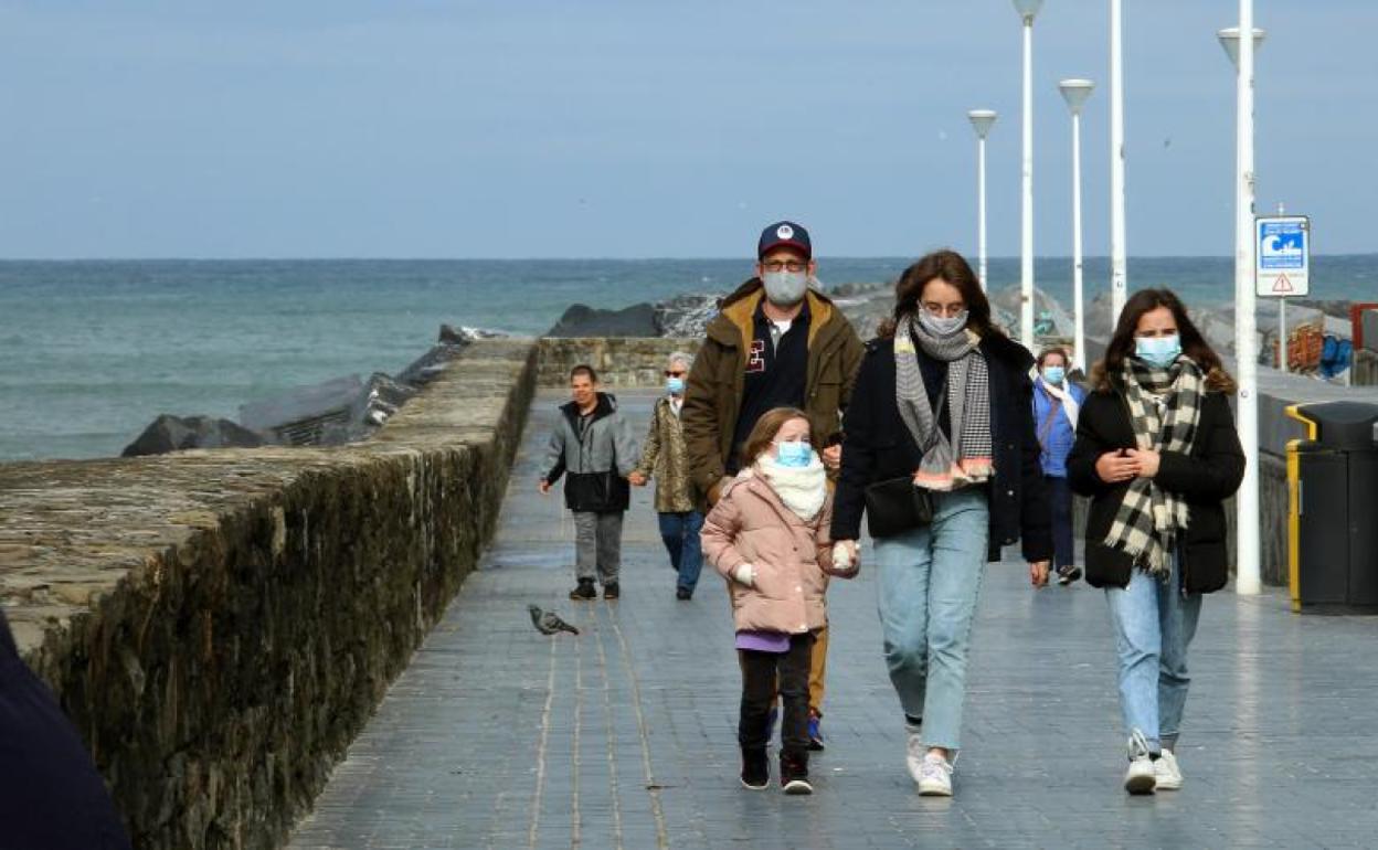 Flavien, de Francia, junto a su familia ayer en Donostia. 