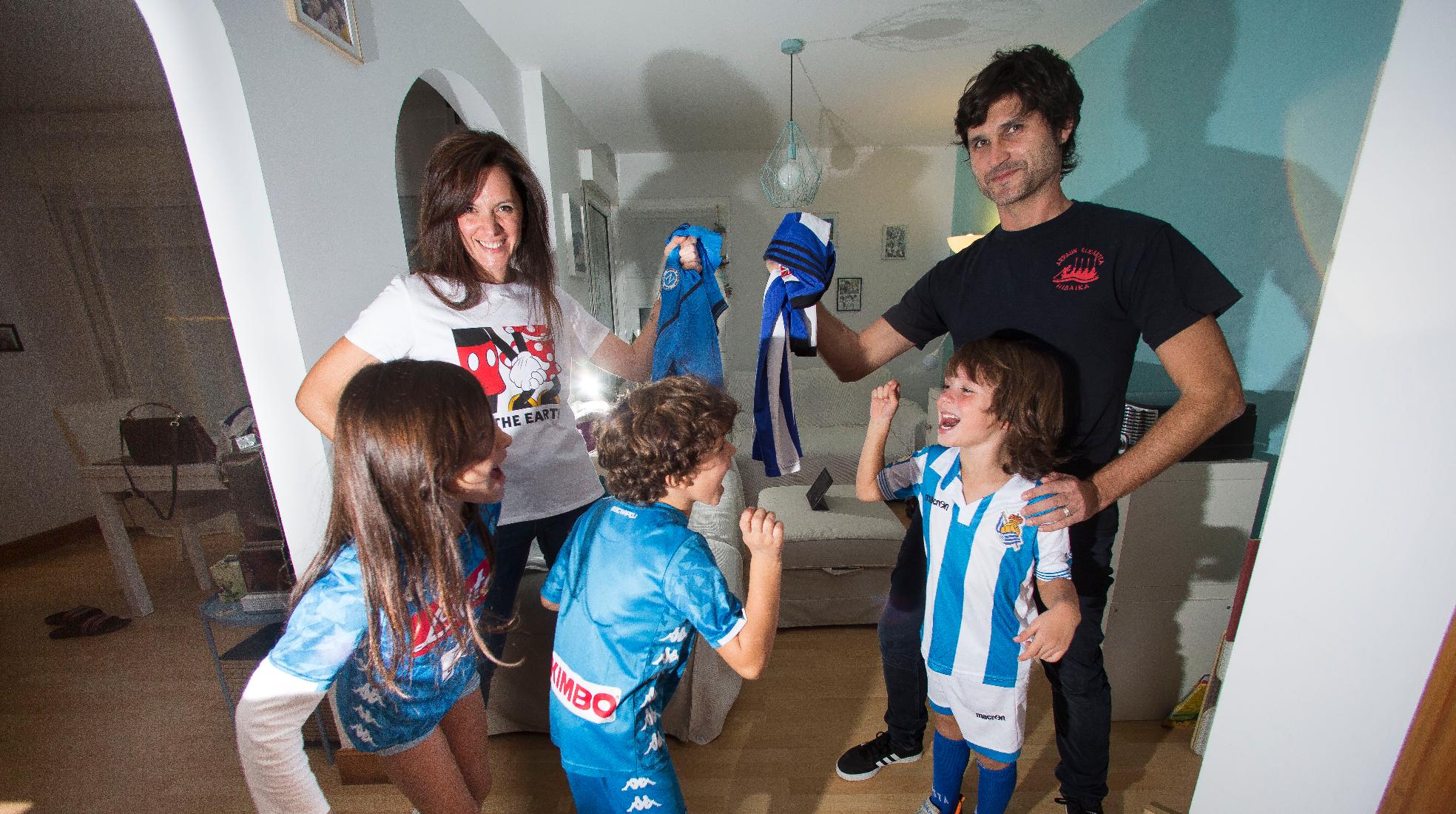 Lucia del Litto, con Martina y Luka, con las camisetas del Nápoles, se retan a los realistas David Martín y Martxel.