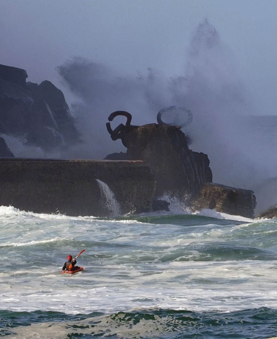 Fotos: &#039;Epsilon&#039; provoca grandes olas en Donostia