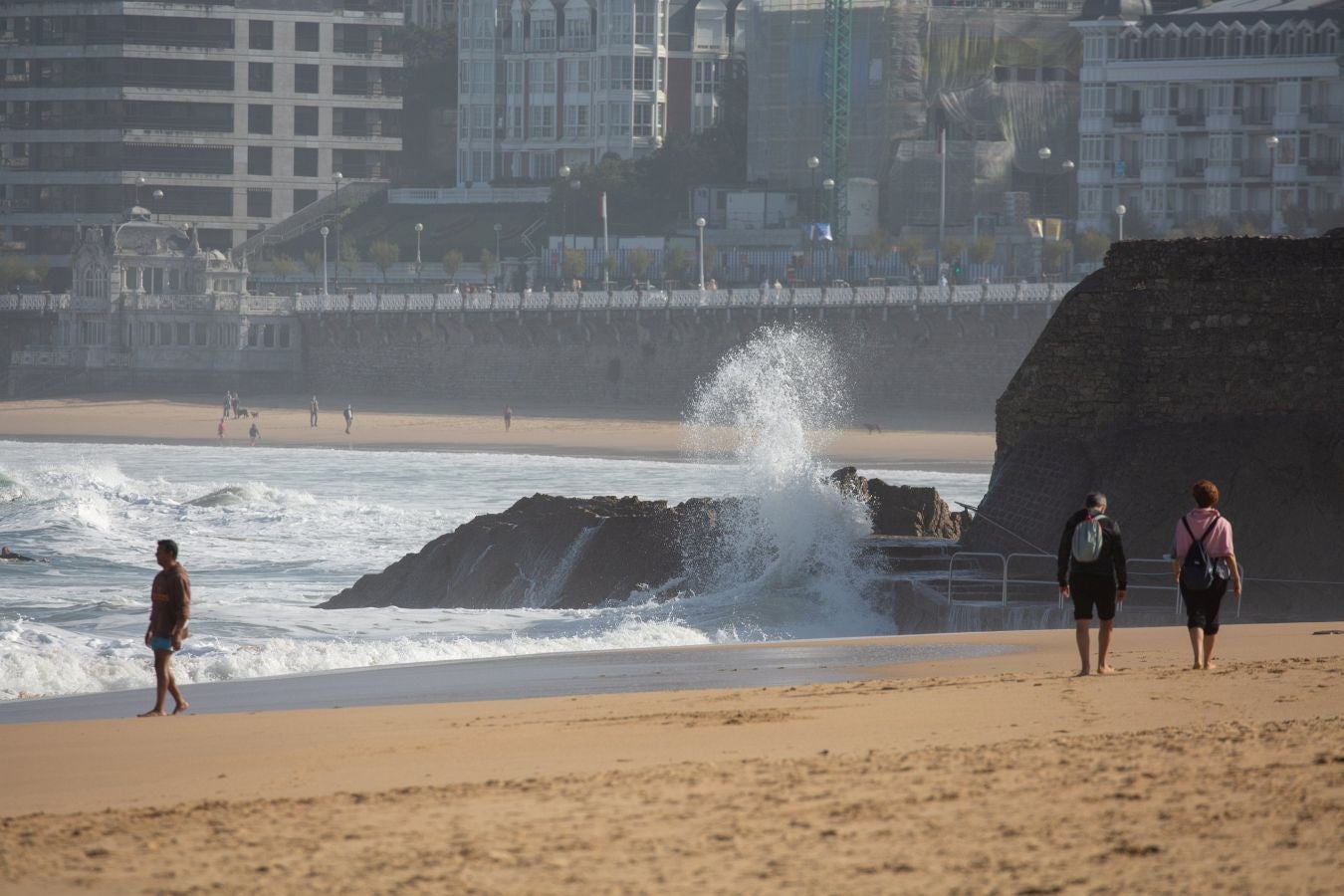 Fotos: &#039;Epsilon&#039; provoca grandes olas en Donostia