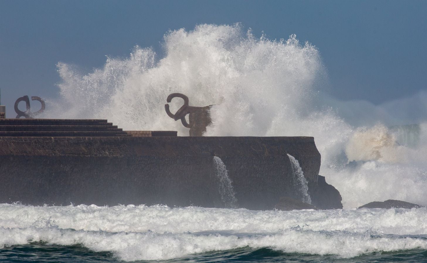 Fotos: &#039;Epsilon&#039; provoca grandes olas en Donostia