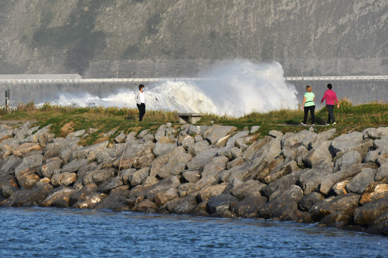 Surfistas como Aritz Aranburu, Indar Unanue y Andoni 'Tarta', entre otros, han surfeado este jueves en la bahía de Orrua, en la localidad guipuzcoana de Zumaia.
