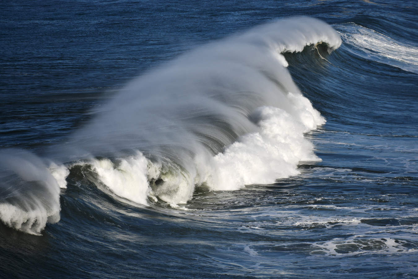Surfistas como Aritz Aranburu, Indar Unanue y Andoni 'Tarta', entre otros, han surfeado este jueves en la bahía de Orrua, en la localidad guipuzcoana de Zumaia.