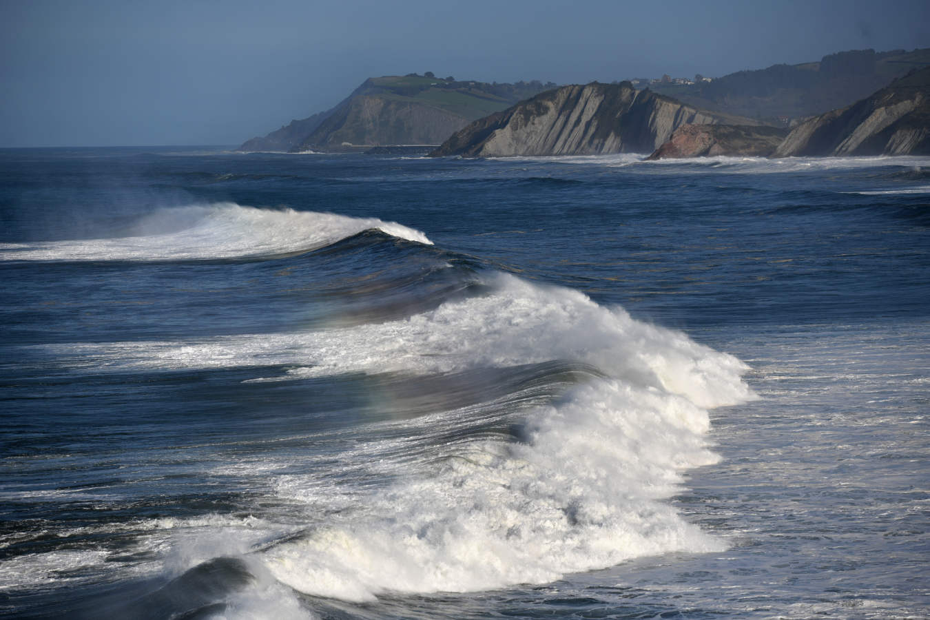 Surfistas como Aritz Aranburu, Indar Unanue y Andoni 'Tarta', entre otros, han surfeado este jueves en la bahía de Orrua, en la localidad guipuzcoana de Zumaia.