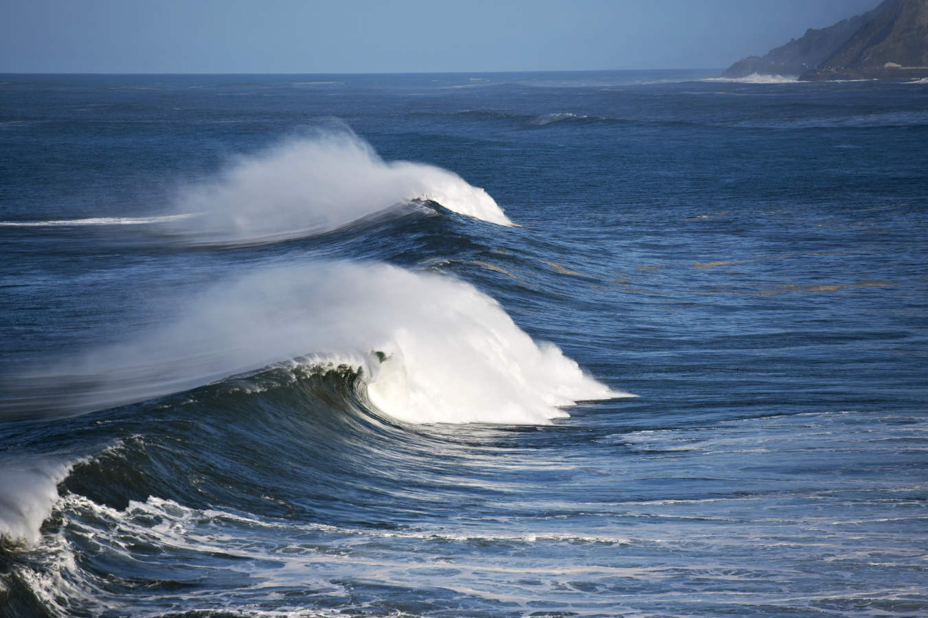 Surfistas como Aritz Aranburu, Indar Unanue y Andoni 'Tarta', entre otros, han surfeado este jueves en la bahía de Orrua, en la localidad guipuzcoana de Zumaia.