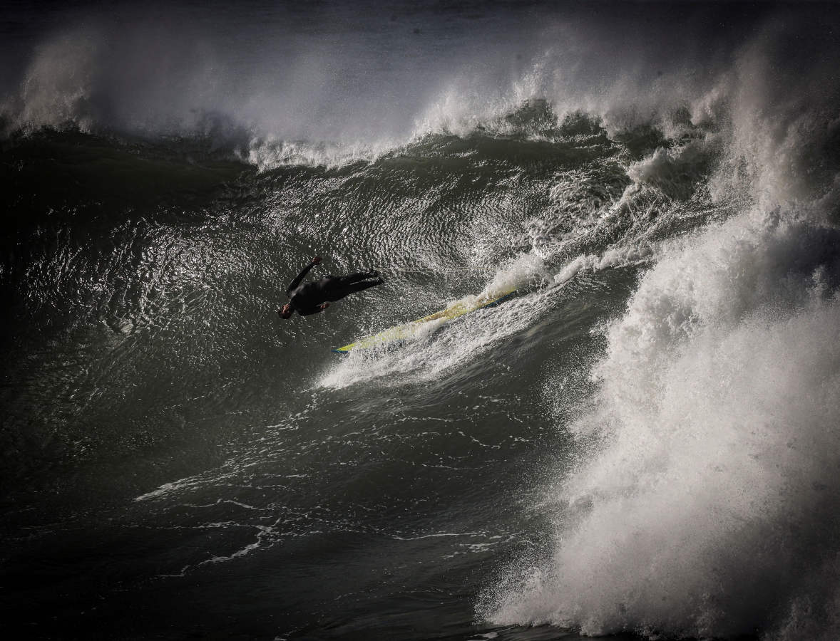 Surfistas como Aritz Aranburu, Indar Unanue y Andoni 'Tarta', entre otros, han surfeado este jueves en la bahía de Orrua, en la localidad guipuzcoana de Zumaia.