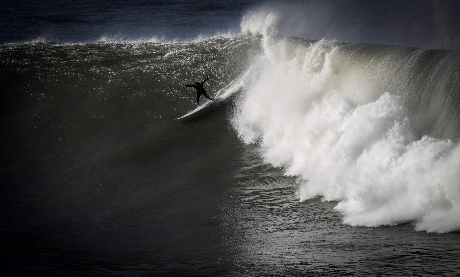 Surfistas como Aritz Aranburu, Indar Unanue y Andoni 'Tarta', entre otros, han surfeado este jueves en la bahía de Orrua, en la localidad guipuzcoana de Zumaia.