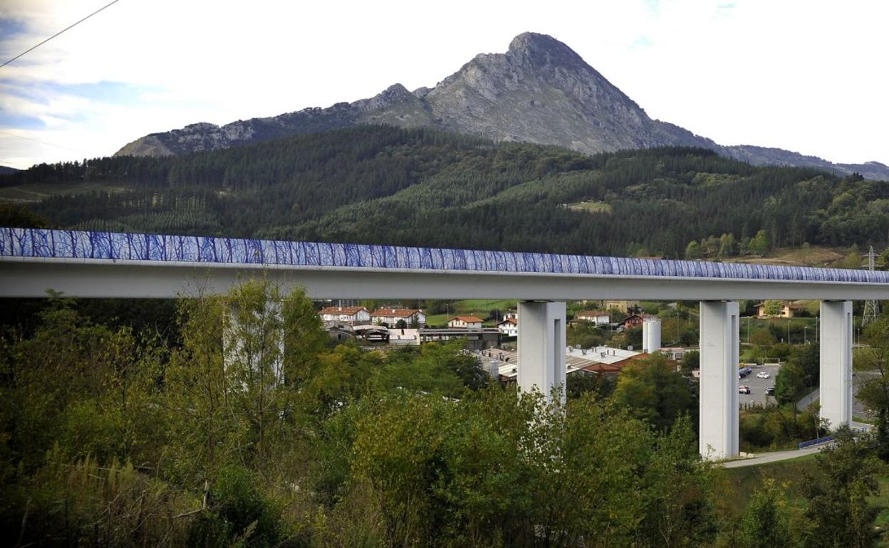 Obras del TAV, cuya construcción está chocando con la dificultad de la orografía. 