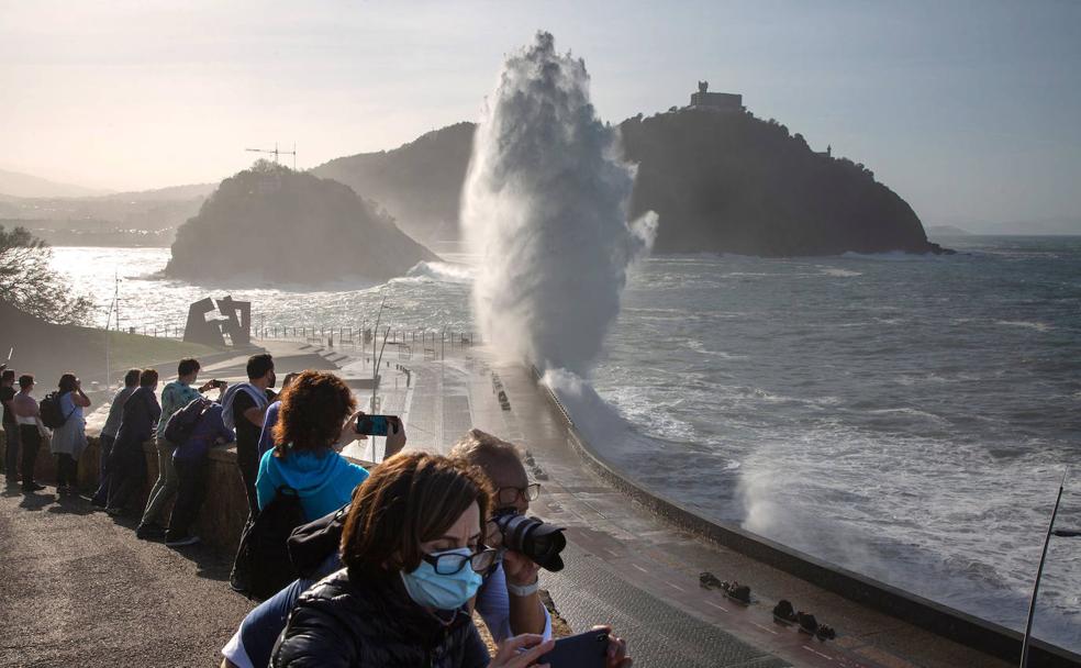 Un surfista salta por los aires en Zumaia. 
