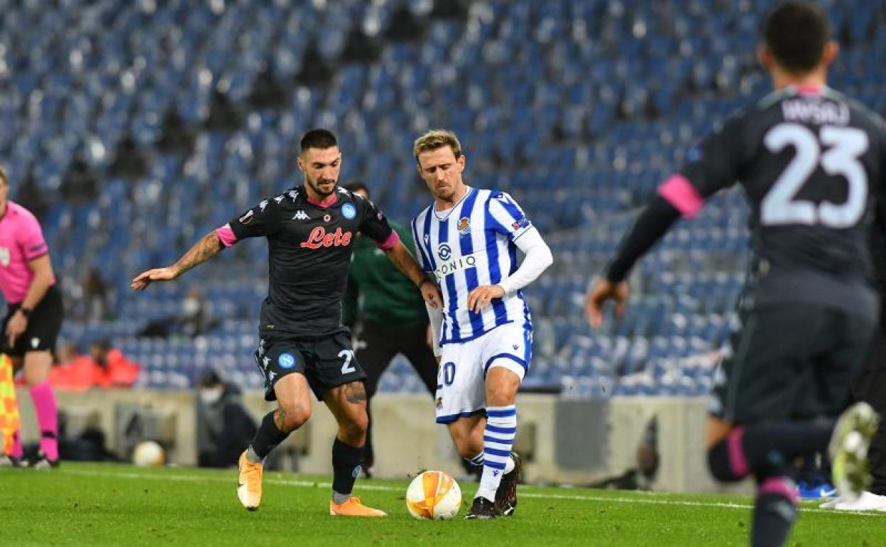 Monreal entrega un balón en presencia de Politano. 