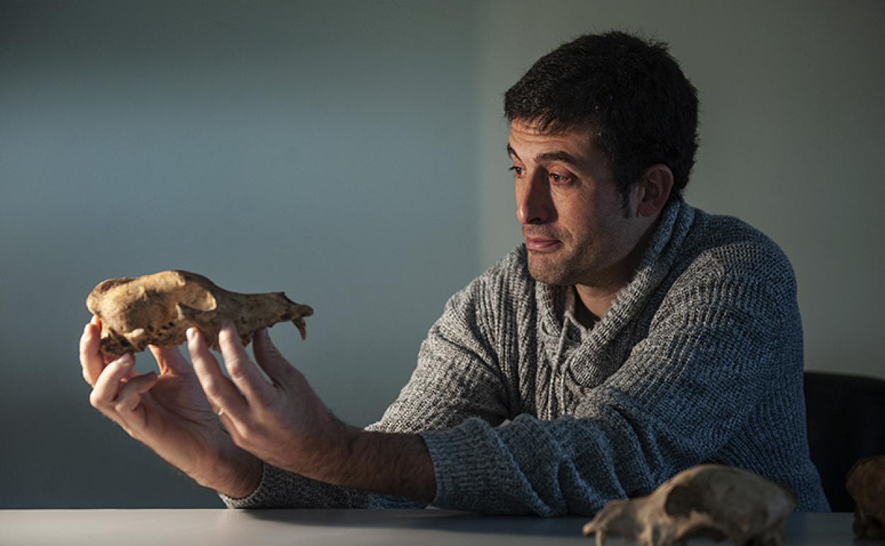 Aritza Villaluenga, del Departamento de Geografía, Prehistoria y Arqueología y del Grupo Consolidado de Investigación en Prehistoria de la UPV.