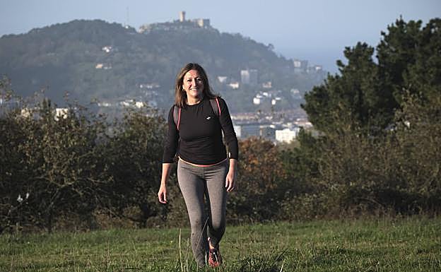 Juani Hernández sale a diario a pasear y realizar un recorrido por Donostia. 