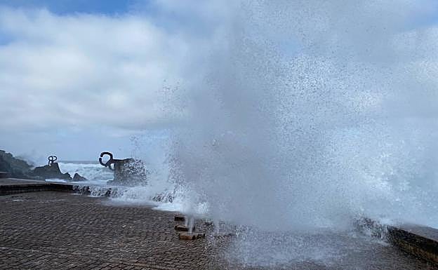 Las olas se han dejado notar este viernes en el Peine del Viento.