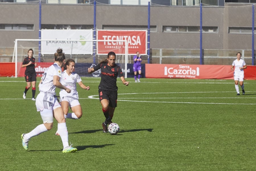 La Real Sociedad encajó este sábado su primera derrota liguera tras perder por la mínima en el feudo del Madrid CFF (1-0). El equipo dirigido por Natalia Arroyo no materializó sus oportunidades de gol y cayó en el Nuevo Matapiñonera ante el conjunto blanco, convertido en revelación: ha ganado tres de sus cuatro encuentros en este arranque y ha recibido tan solo un tanto. 