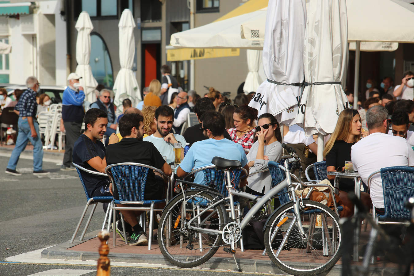 Los guipuzcoanos han aprovechado el buen tiempo para darse un paseo o hacer deporte el primer fin de semana de las nuevas medidas para combatir el Covid-19