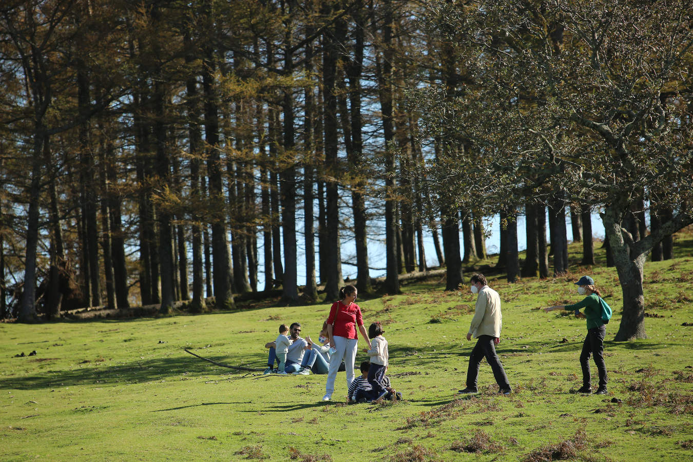 Los guipuzcoanos han aprovechado el buen tiempo para darse un paseo o hacer deporte el primer fin de semana de las nuevas medidas para combatir el Covid-19