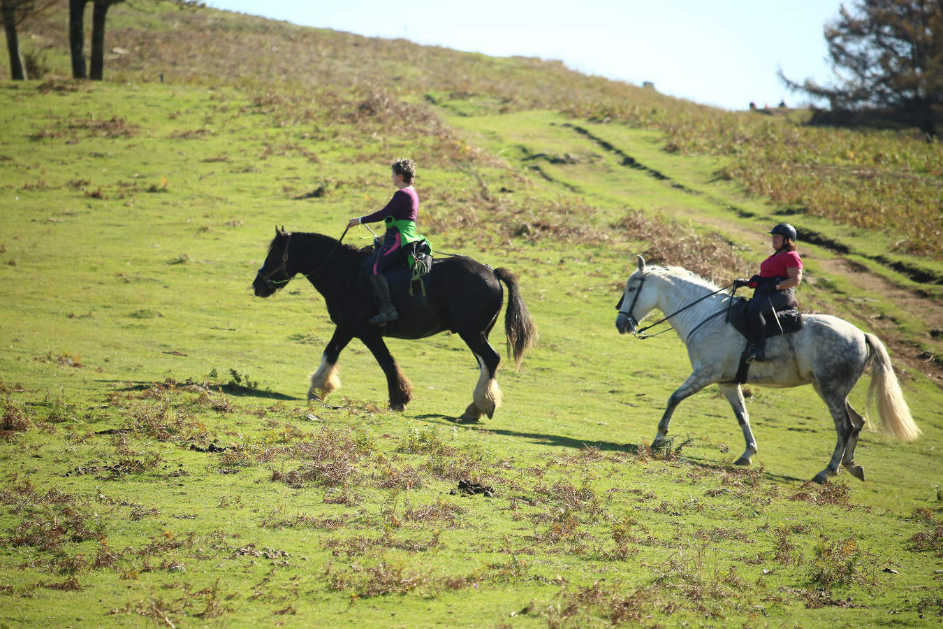Los guipuzcoanos han aprovechado el buen tiempo para darse un paseo o hacer deporte el primer fin de semana de las nuevas medidas para combatir el Covid-19