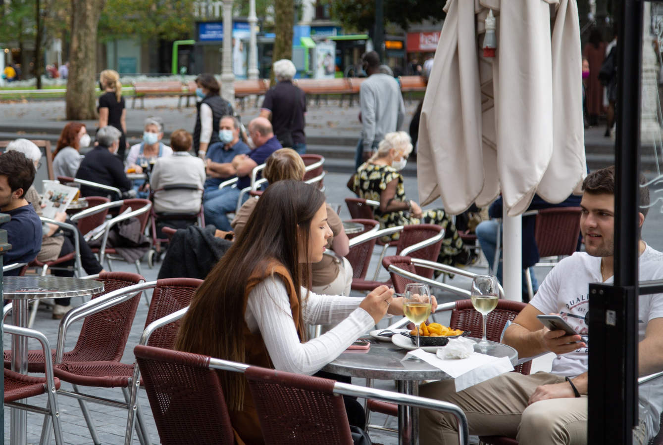 Los guipuzcoanos han aprovechado el buen tiempo para darse un paseo o hacer deporte el primer fin de semana de las nuevas medidas para combatir el Covid-19