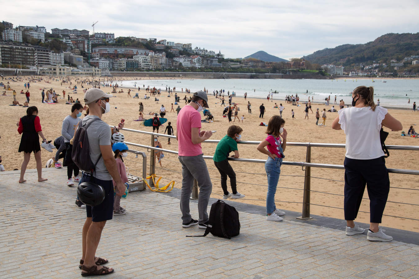Los guipuzcoanos han aprovechado el buen tiempo para darse un paseo o hacer deporte el primer fin de semana de las nuevas medidas para combatir el Covid-19