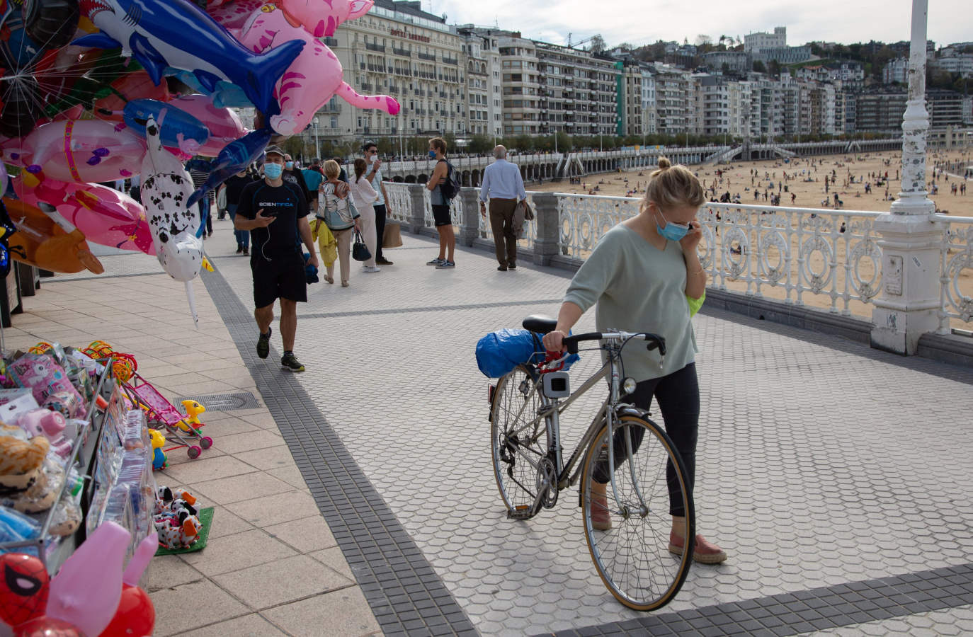 Los guipuzcoanos han aprovechado el buen tiempo para darse un paseo o hacer deporte el primer fin de semana de las nuevas medidas para combatir el Covid-19