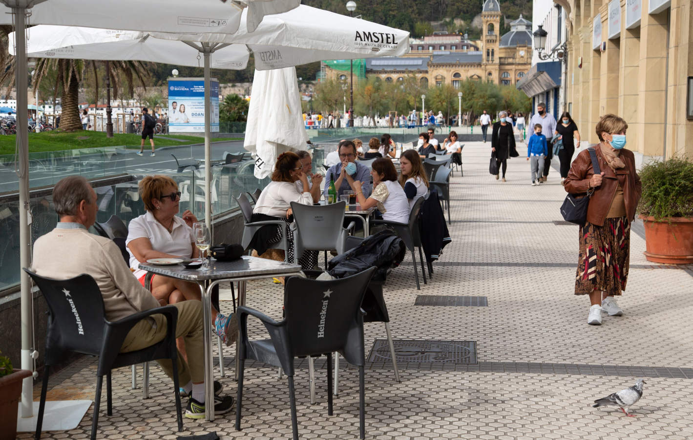 Los guipuzcoanos han aprovechado el buen tiempo para darse un paseo o hacer deporte el primer fin de semana de las nuevas medidas para combatir el Covid-19