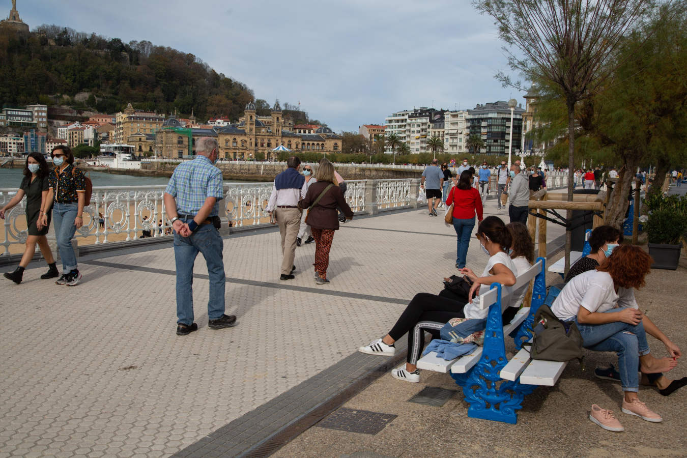 Los guipuzcoanos han aprovechado el buen tiempo para darse un paseo o hacer deporte el primer fin de semana de las nuevas medidas para combatir el Covid-19