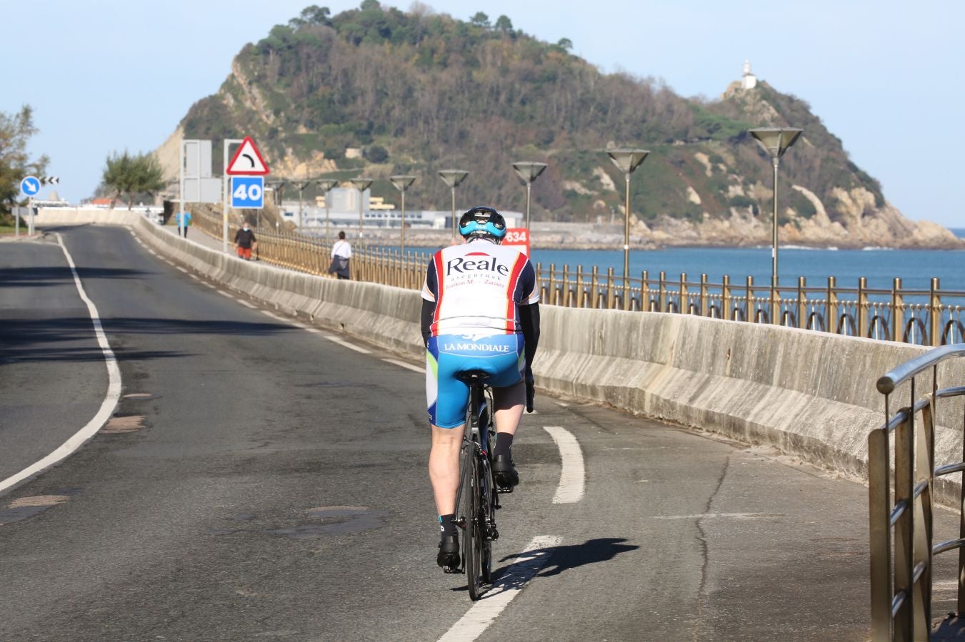 Los guipuzcoanos han aprovechado el buen tiempo para darse un paseo o hacer deporte el primer fin de semana de las nuevas medidas para combatir el Covid-19