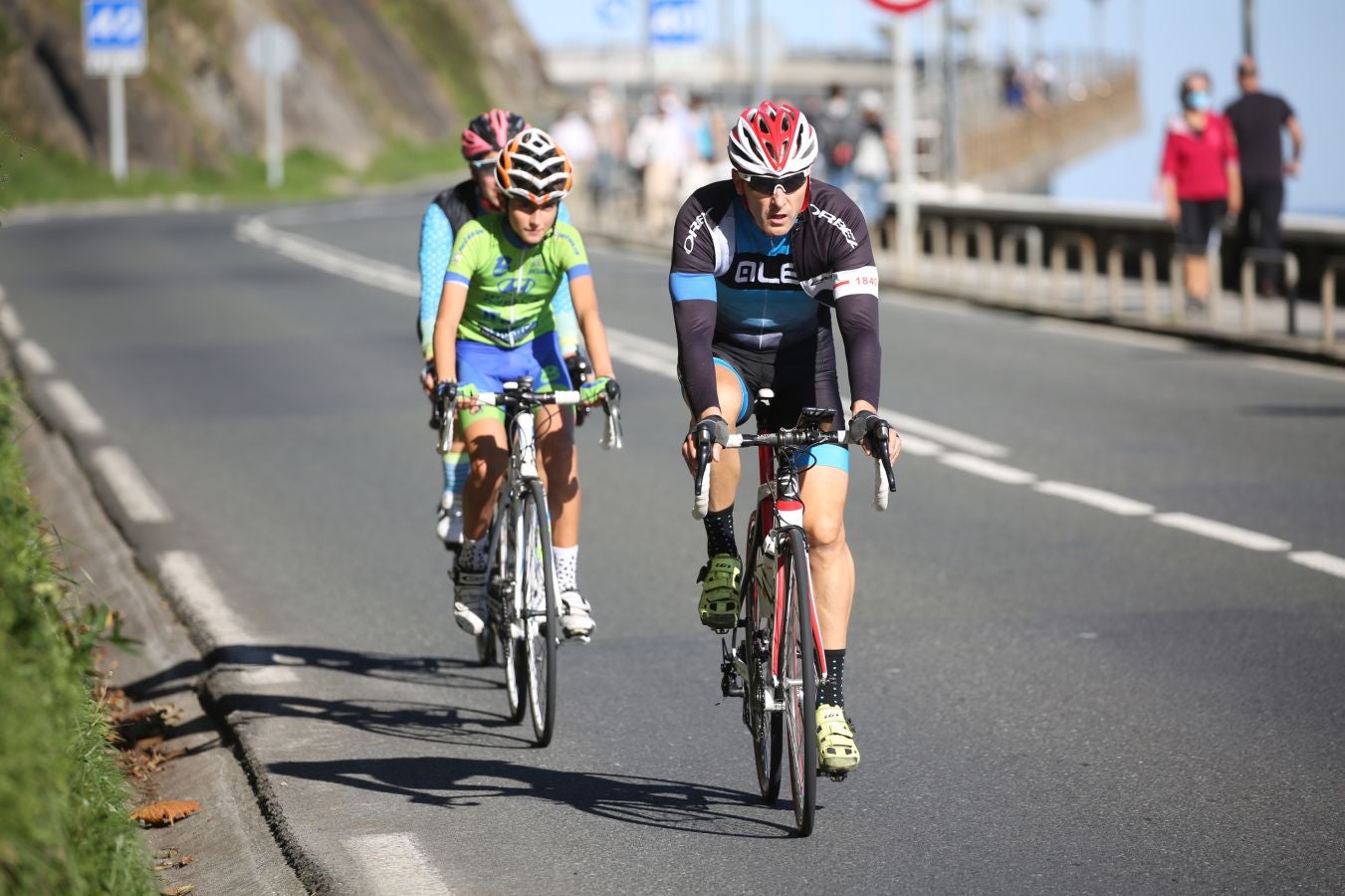 Los guipuzcoanos han aprovechado el buen tiempo para darse un paseo o hacer deporte el primer fin de semana de las nuevas medidas para combatir el Covid-19
