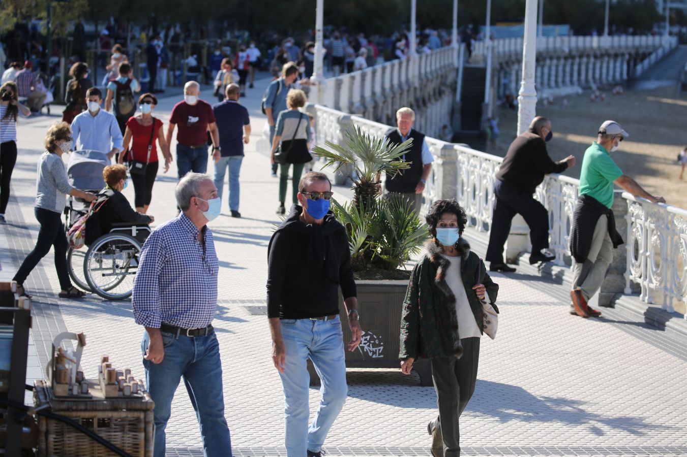 Los guipuzcoanos han aprovechado el buen tiempo para darse un paseo o hacer deporte el primer fin de semana de las nuevas medidas para combatir el Covid-19