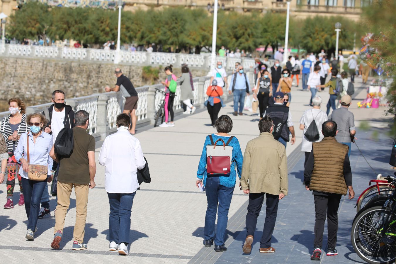 Los guipuzcoanos han aprovechado el buen tiempo para darse un paseo o hacer deporte el primer fin de semana de las nuevas medidas para combatir el Covid-19