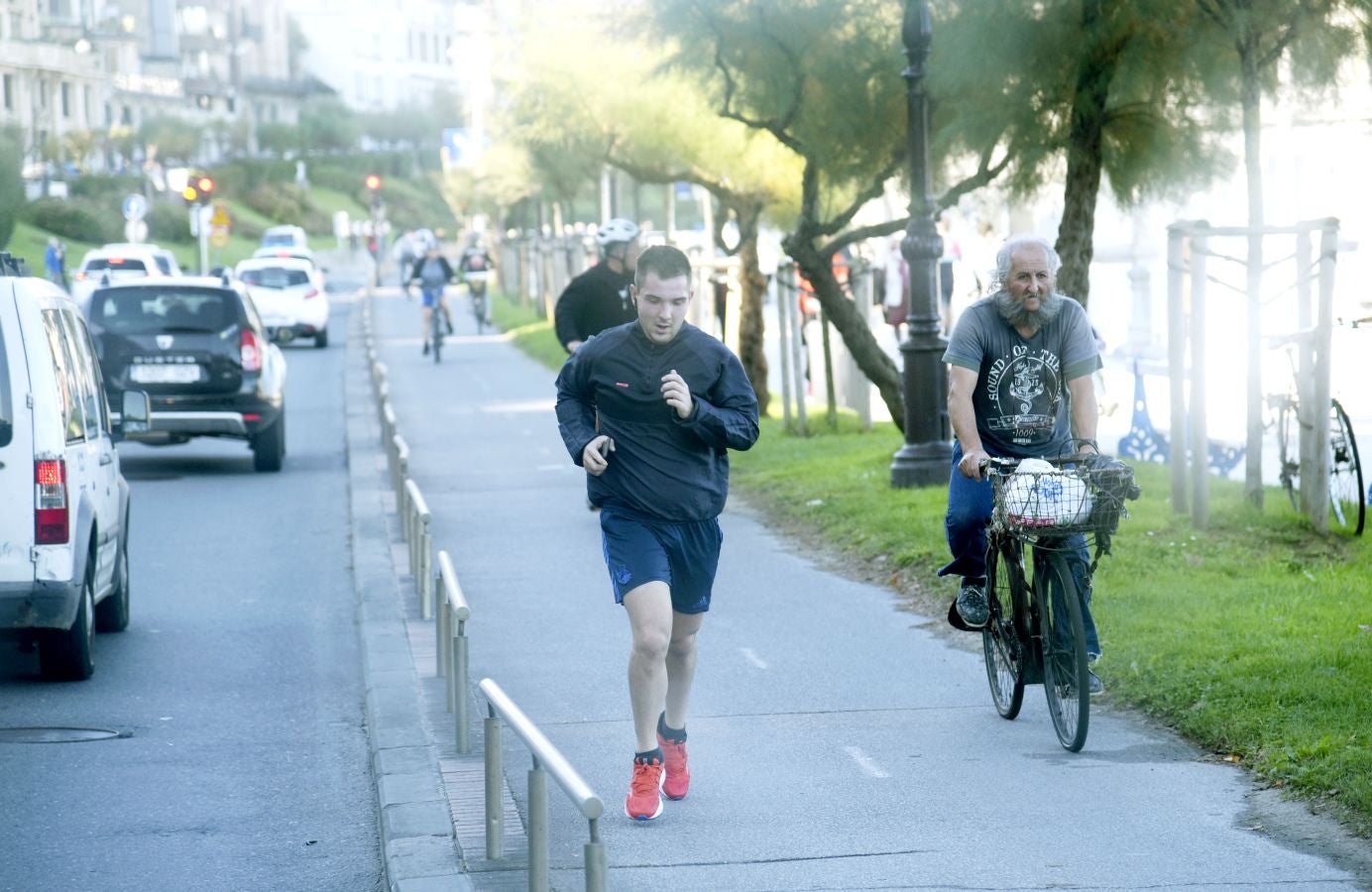 Los guipuzcoanos han aprovechado el buen tiempo para darse un paseo o hacer deporte el primer fin de semana de las nuevas medidas para combatir el Covid-19