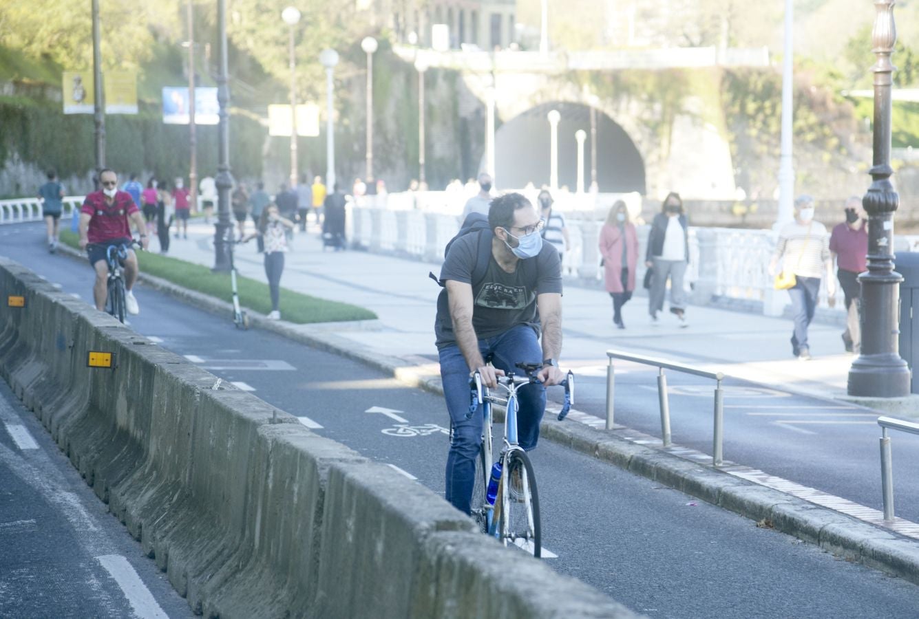 Los guipuzcoanos han aprovechado el buen tiempo para darse un paseo o hacer deporte el primer fin de semana de las nuevas medidas para combatir el Covid-19