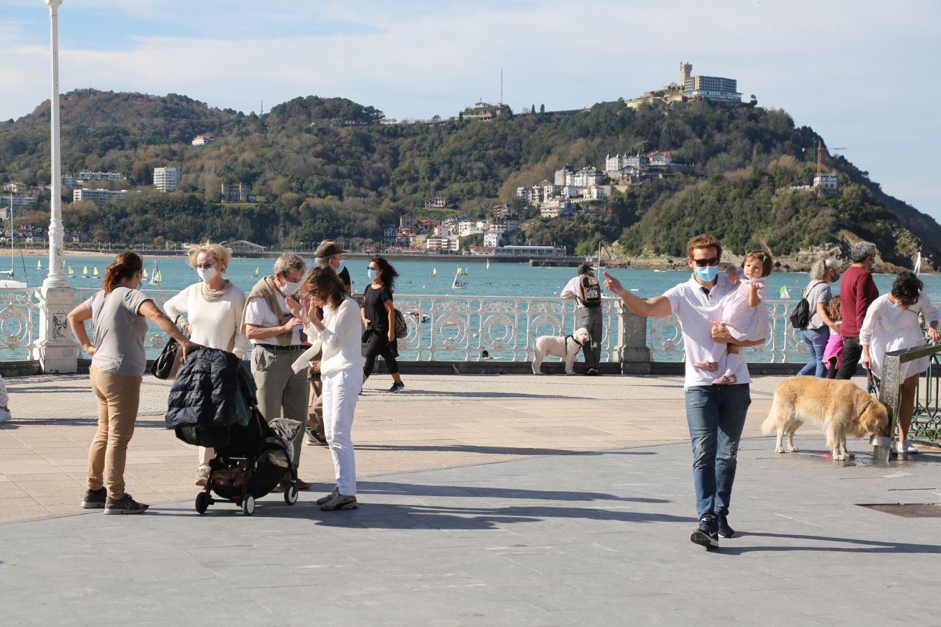 Los guipuzcoanos han aprovechado el buen tiempo para darse un paseo o hacer deporte el primer fin de semana de las nuevas medidas para combatir el Covid-19