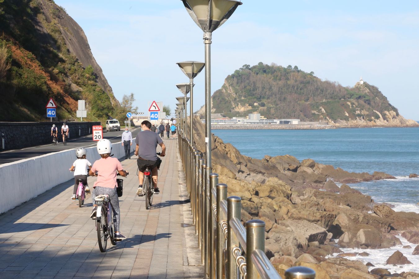 Los guipuzcoanos han aprovechado el buen tiempo para darse un paseo o hacer deporte el primer fin de semana de las nuevas medidas para combatir el Covid-19