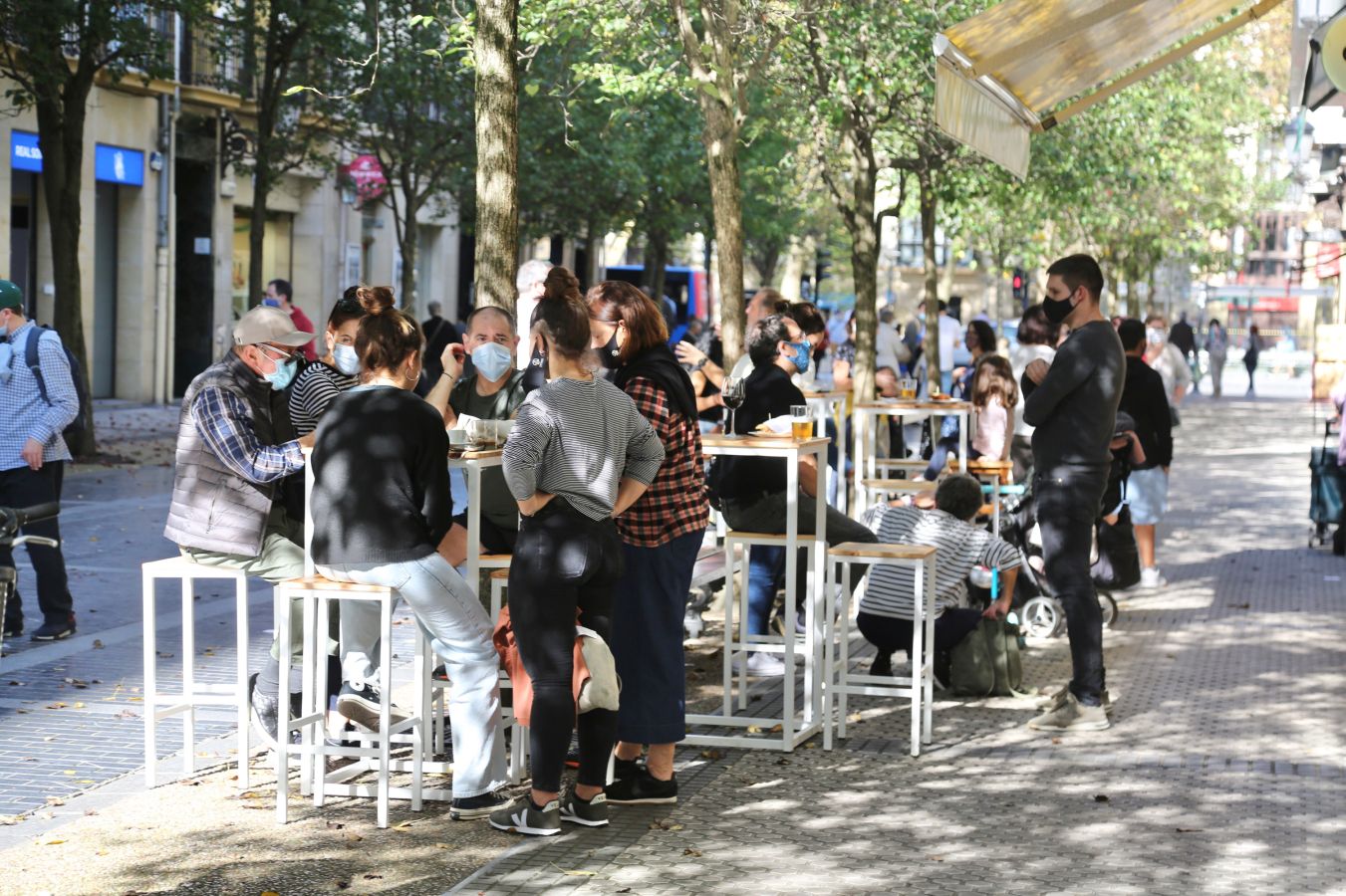 Los guipuzcoanos han aprovechado el buen tiempo para darse un paseo o hacer deporte el primer fin de semana de las nuevas medidas para combatir el Covid-19