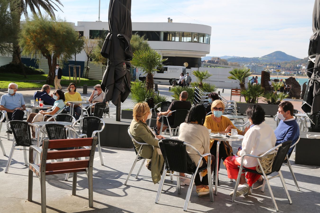 Los guipuzcoanos han aprovechado el buen tiempo para darse un paseo o hacer deporte el primer fin de semana de las nuevas medidas para combatir el Covid-19