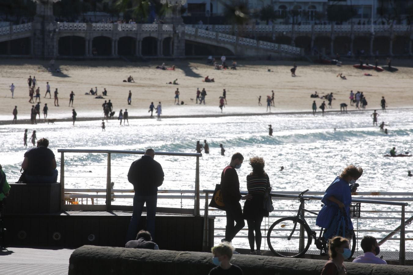 Los guipuzcoanos han aprovechado el buen tiempo para darse un paseo o hacer deporte el primer fin de semana de las nuevas medidas para combatir el Covid-19