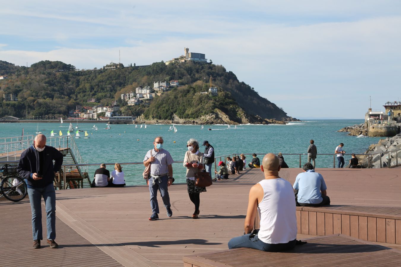 Los guipuzcoanos han aprovechado el buen tiempo para darse un paseo o hacer deporte el primer fin de semana de las nuevas medidas para combatir el Covid-19