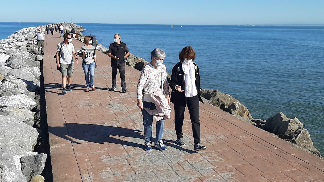 Los guipuzcoanos han aprovechado el buen tiempo para darse un paseo o hacer deporte el primer fin de semana de las nuevas medidas para combatir el Covid-19