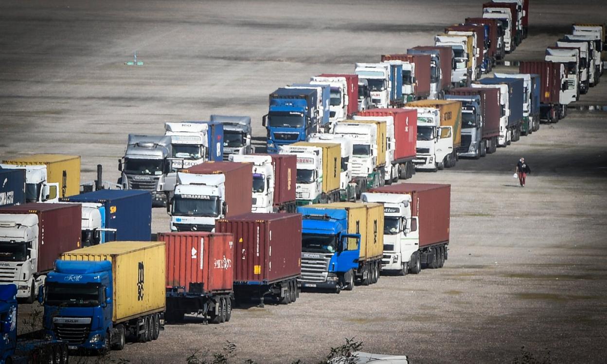 Colas de camiones a la espera de poder realizar la carga y descarga en el Puerto de Bilbao.