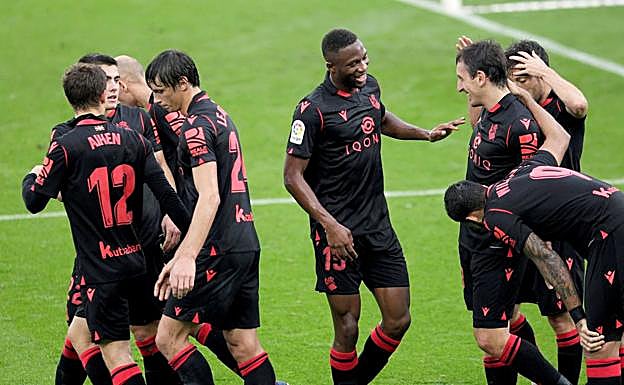 La Real golea al Celta y recupera el liderato