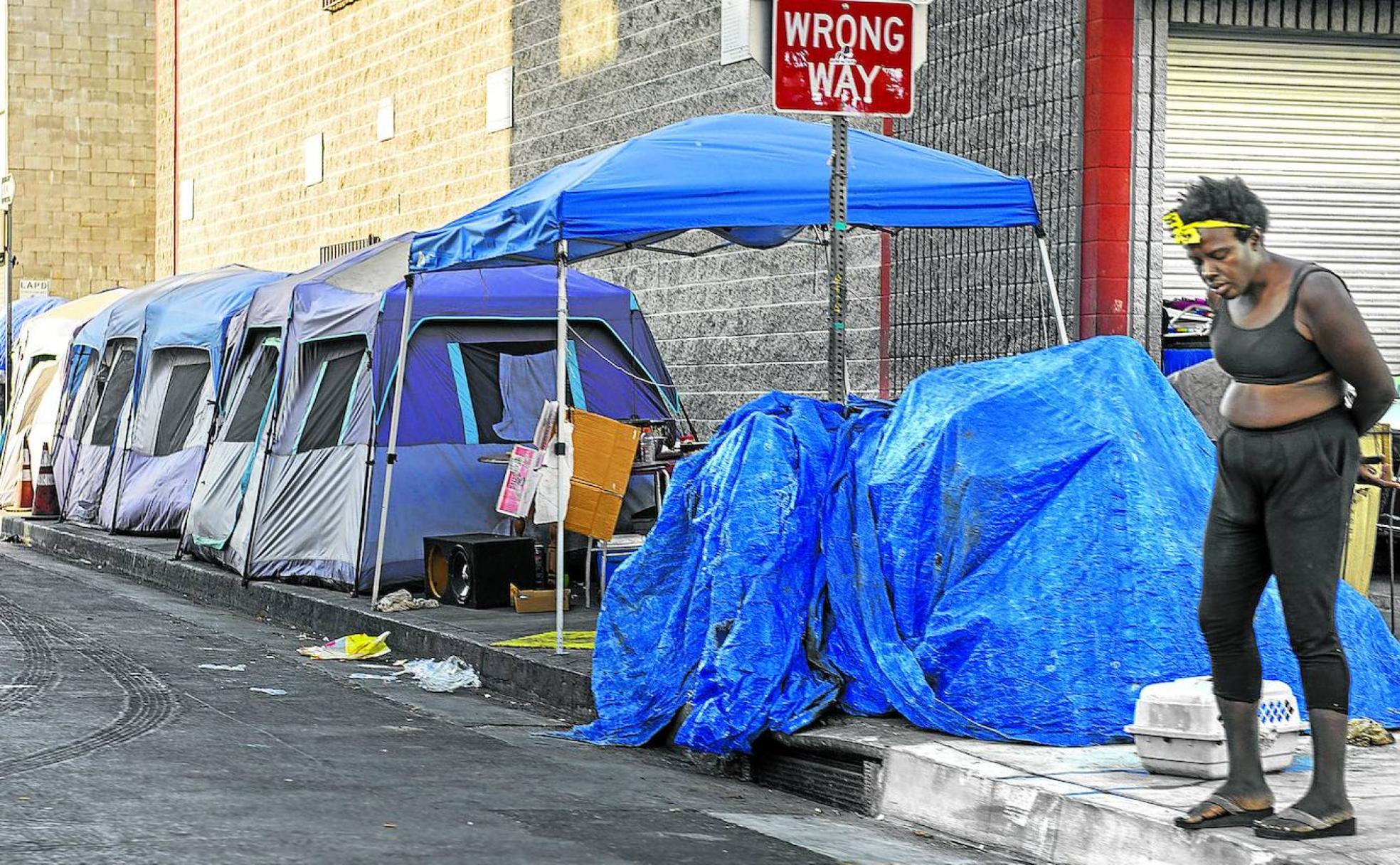 Campamentos de indigentes. Zonas prominentes del centro de la ciudad se han llenado de tiendas de campaña donde se refugian los desheredados del sueño americano.