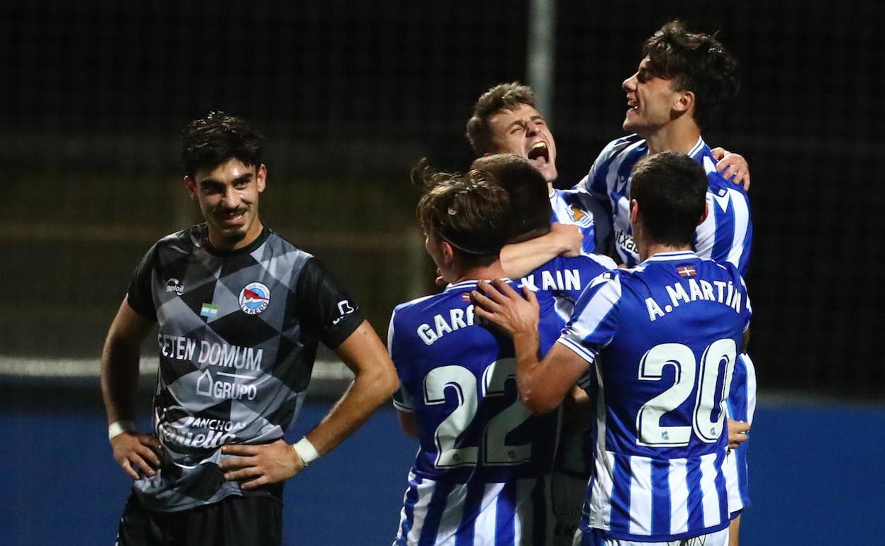 Los jugadores del Sanse se abrazan tras la consecución de uno de los tres goles.